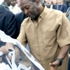 Pelé with the sculpture by Sergey Eylanbekov in Gabon 2012